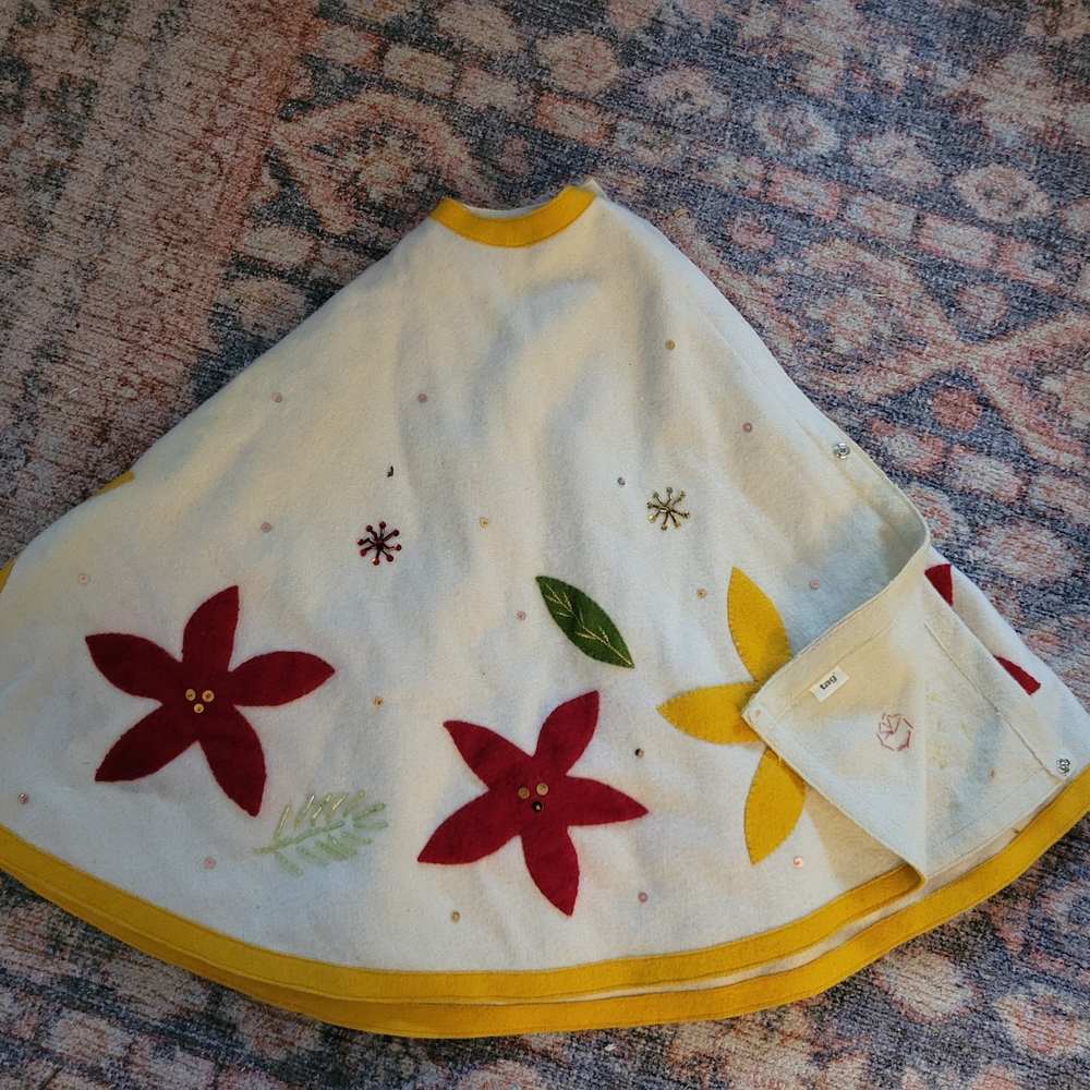 Holiday Tag Cream Tree Skirt with Red and Yellow Accents, Felt